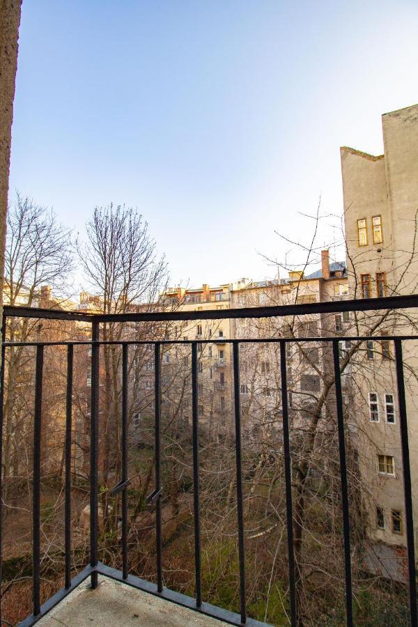Small Paris Budapest Bagian luar foto