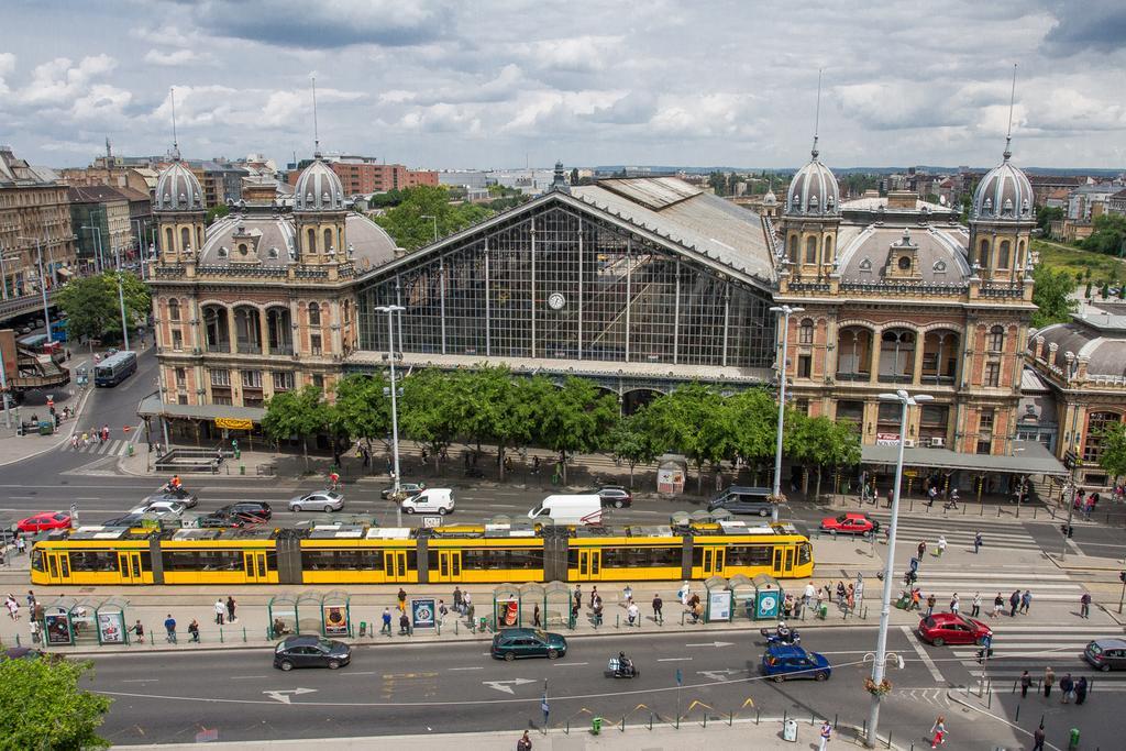 Small Paris Budapest Bagian luar foto